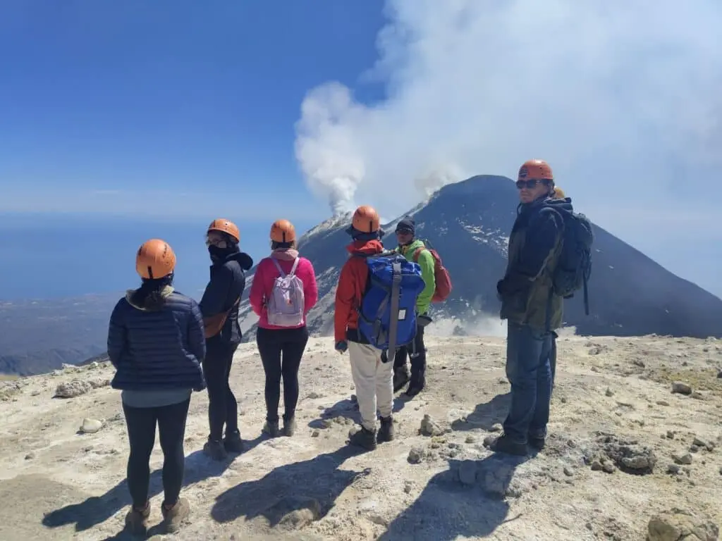 Excursion diurne au sommet de l'Etna — randonneurs profitant de vues panoramiques volcaniques