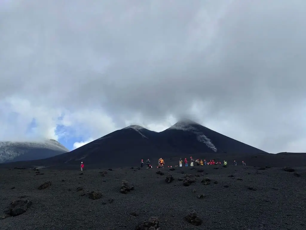 Pourquoi choisir les excursions au sommet de jour et de nuit sur l'Etna