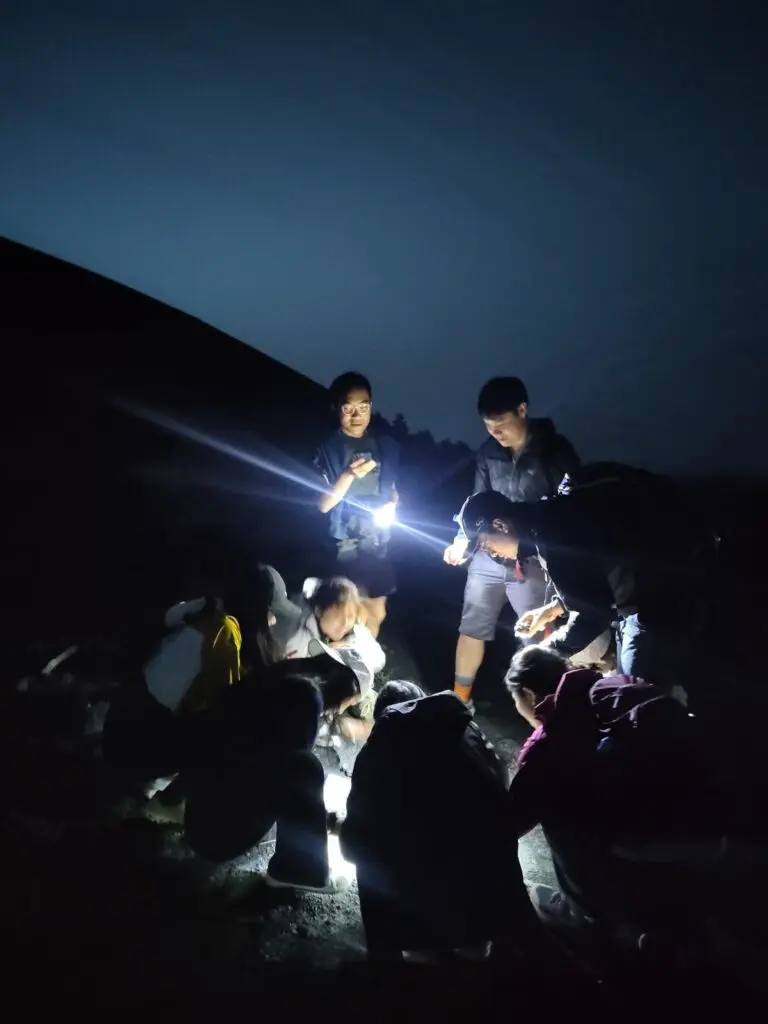 Lampe frontale essentielle pour les treks nocturnes sur l'Etna