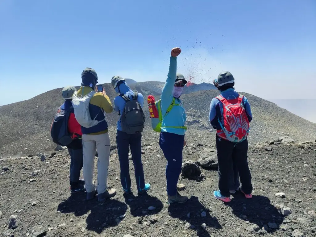 Groupe en randonnée sur l'Etna avec protection imperméable