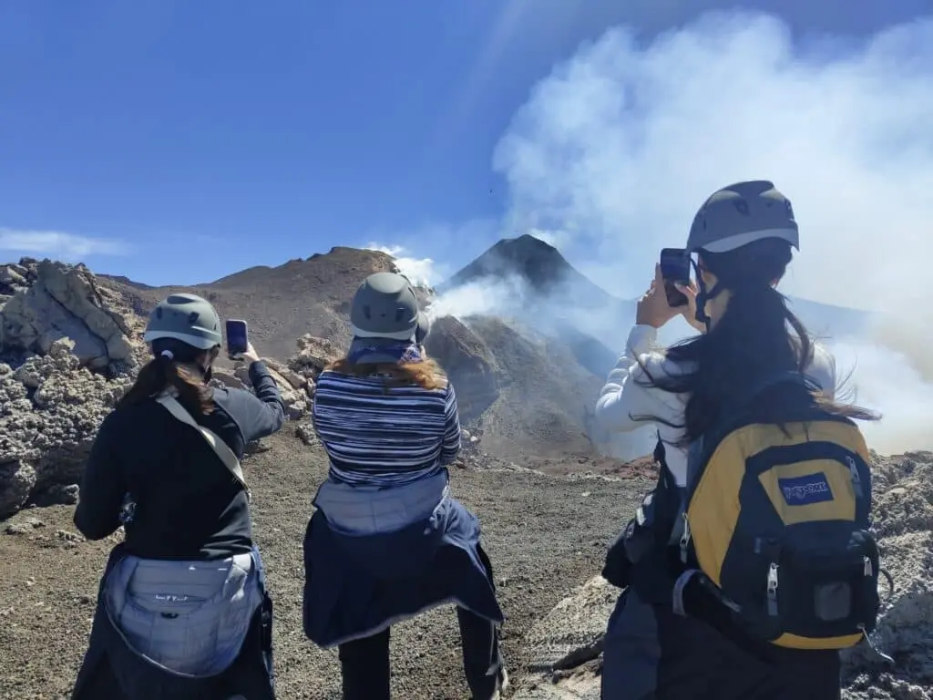 Risques géologiques de l'Etna — coulées de lave, cendres et activité sismique