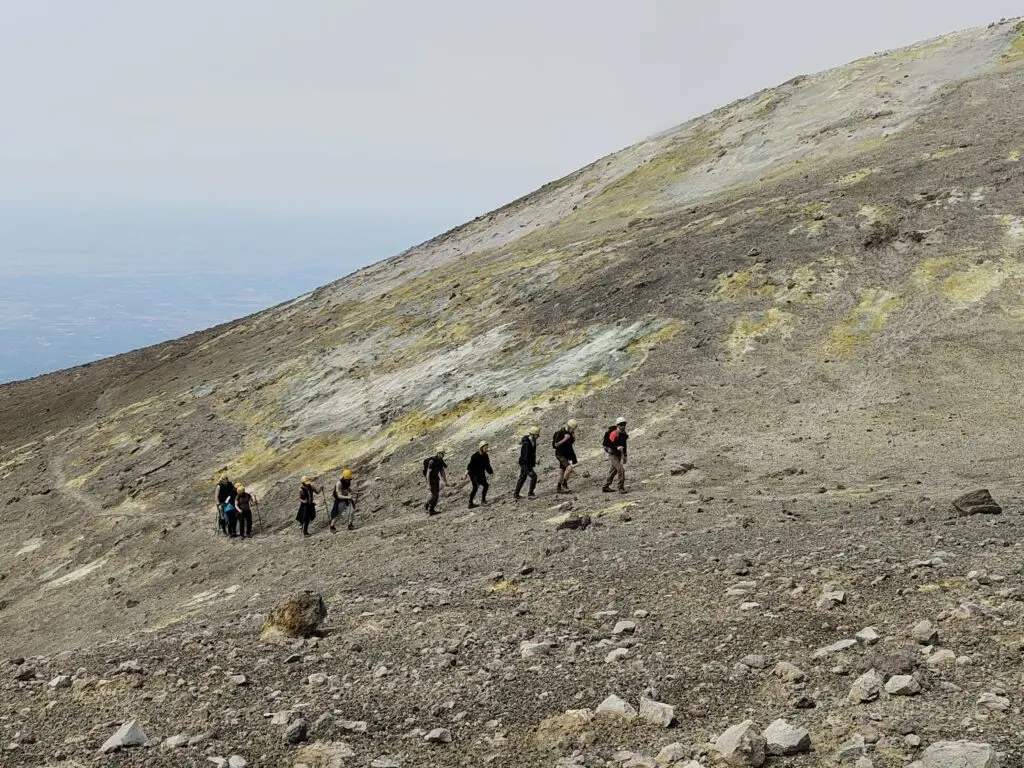 Comparaison des excursions privées et en groupe sur l'Etna — randonneurs sur le volcan