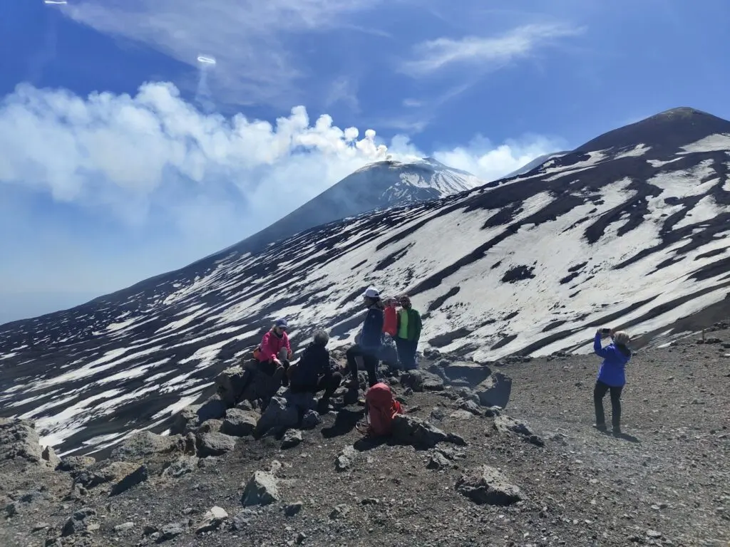 Groupe de randonneurs sur l'Etna enneigé — considérations de coût