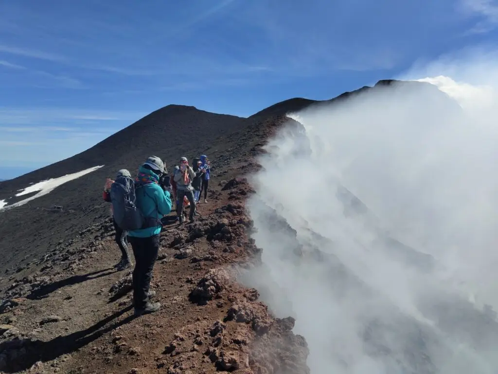 Choisir le meilleur itinéraire pour gravir l'Etna — randonneurs sur le sentier