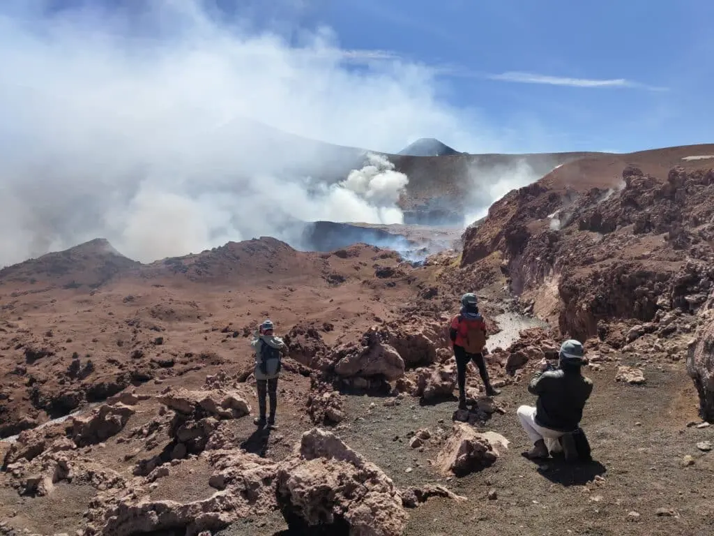 Trekking sur l'Etna — randonneurs gravissant les pentes volcaniques