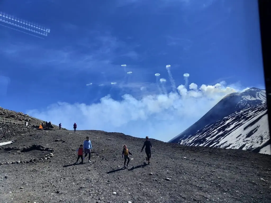 Anneaux de gaz volcaniques de l'Etna — rares anneaux de fumée s'élevant du cratère