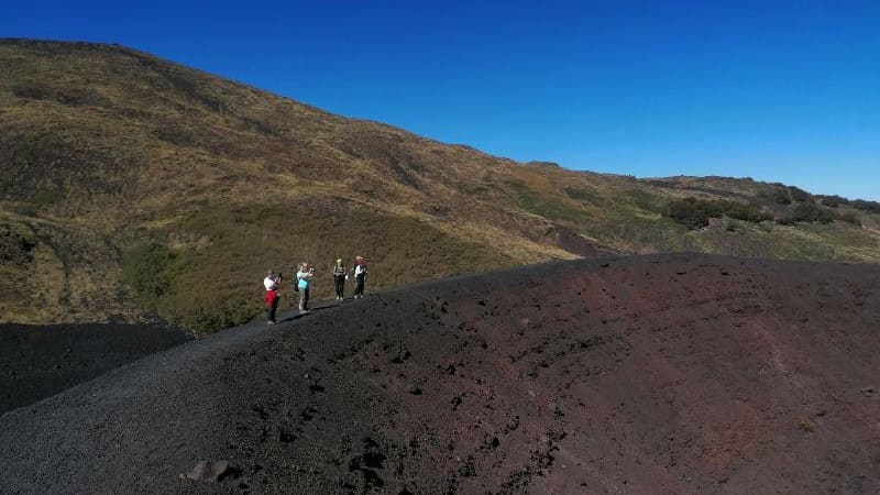 Randonneurs marche au bord des cratères de l'eruption 2002